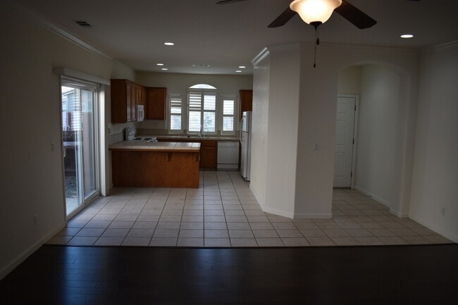 Building Photo - 805 Vía Rosa