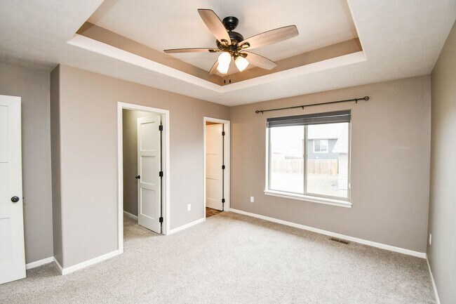 Building Photo - 5 Bedroom 3 Bathroom Single Family Home North Sioux Falls!