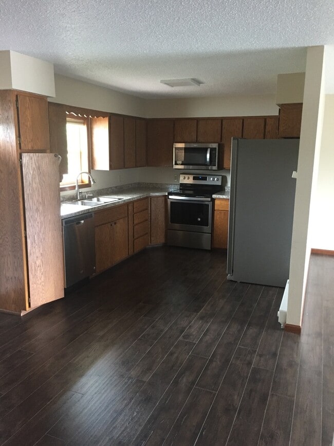 Building Photo - SIDE BY SIDE TWINHOME