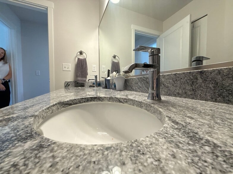 Building Photo - Hilltop Luxury Townhome with Stunning Valley Sunset Views