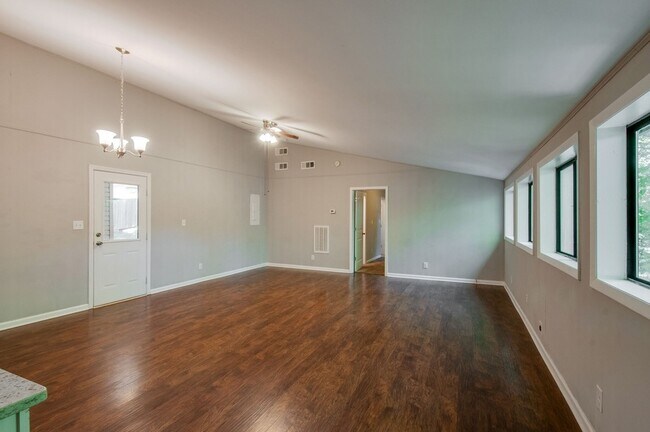 Building Photo - 625 Mercer Dr