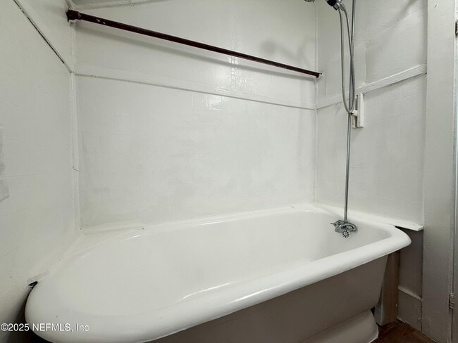 Building Photo - 2245 Myra St