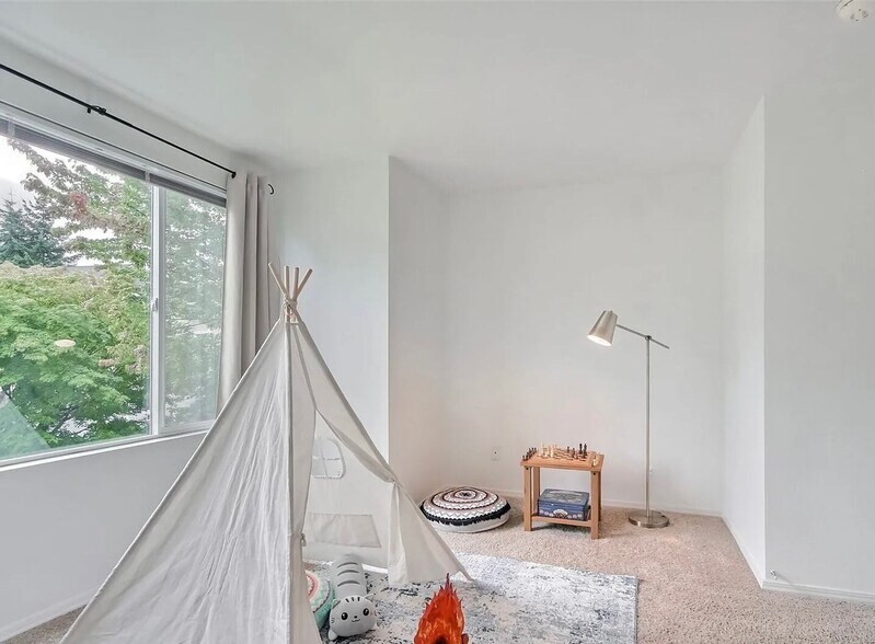 Building Photo - Bothell Townhouse