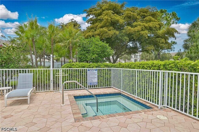 Building Photo - 5000 Royal Shores Dr