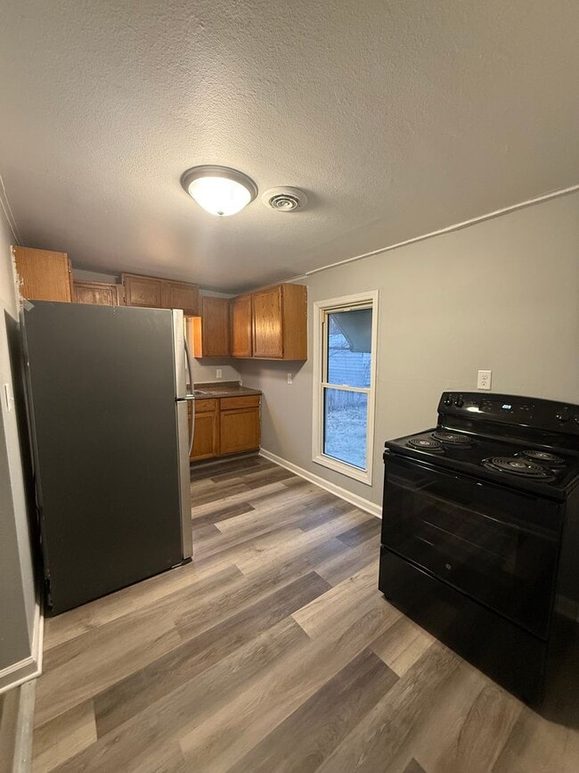 Building Photo - 406 S Oak St