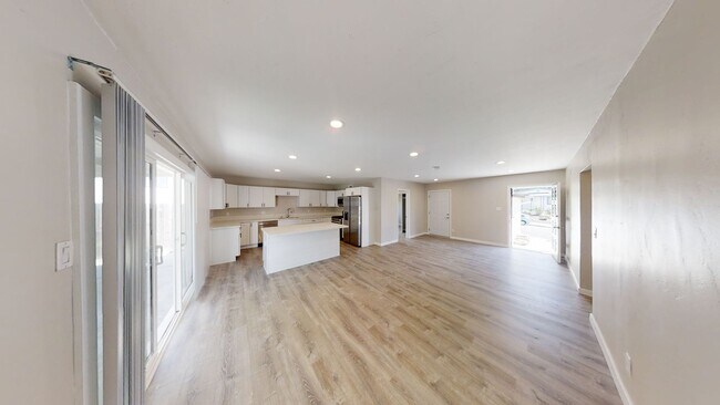 Building Photo - Newly Renovated! 4BD/2BA