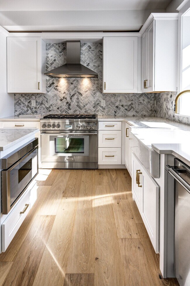 Building Photo - 20 E Redman Ave