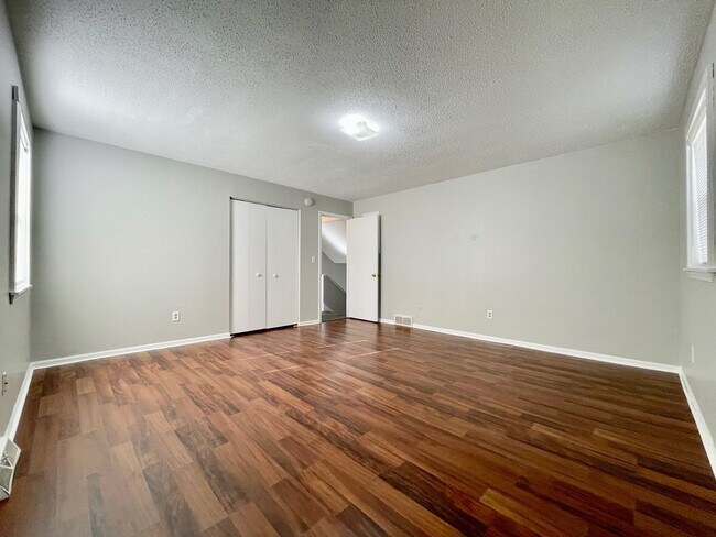 Building Photo - 3910-3912 Camelot Dr SE