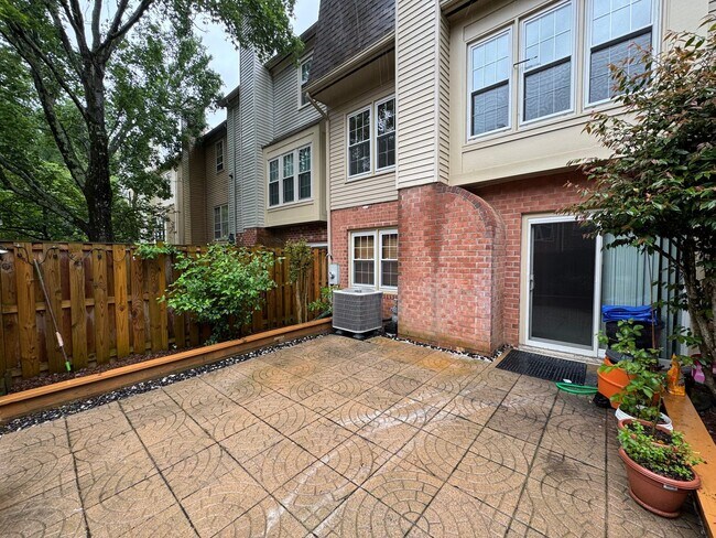 Building Photo - Well-Maintained 3 Bed 3.5 Bath Townhome Wi...