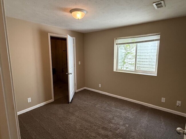Building Photo - 417 DAHLIA
