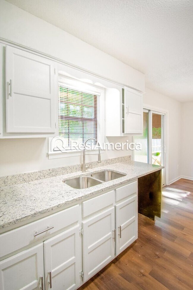 Building Photo - Newly Renovated 3/2 in 38128!