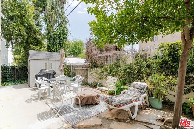 Building Photo - 10900 Blix St