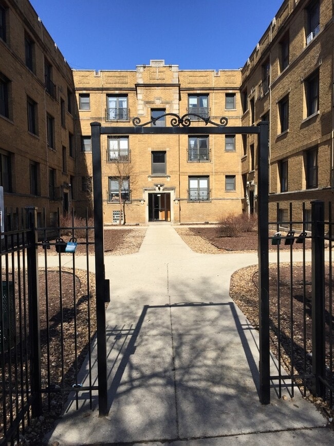 Building Photo - 732 W Roscoe St