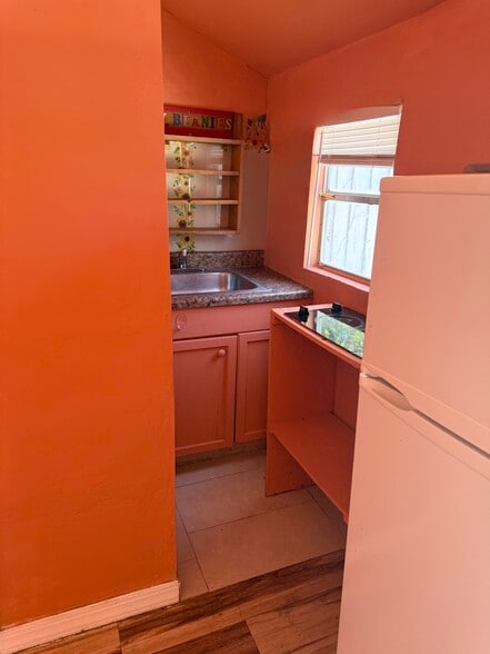 Kitchen - 331 NE 26th Ct