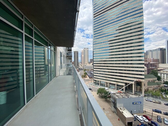 Building Photo - Large 2 bedroom 2 1/2 bath condo at One Li...