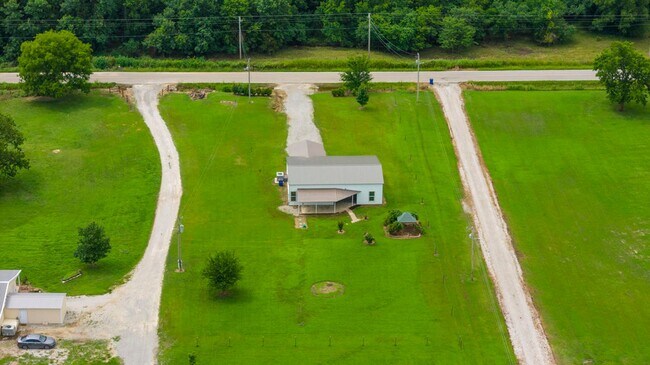 Building Photo - Modern Comfort on 1 Acre in Coweta – Available Now!