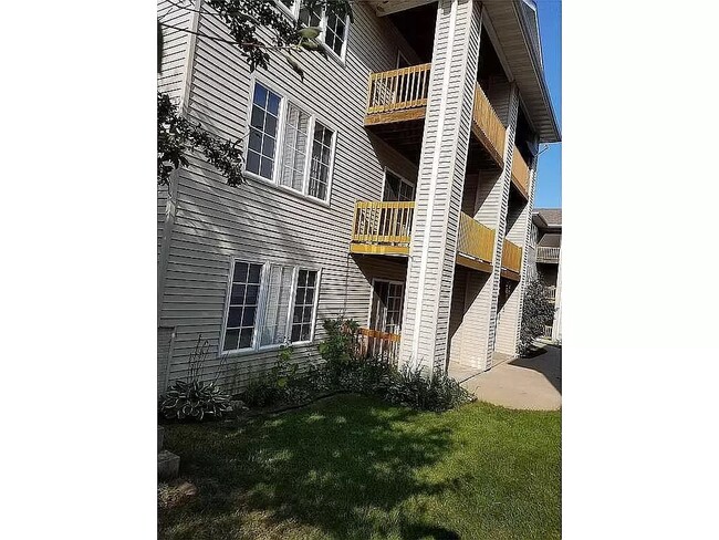 Building Photo - 740 Magnolia Ln