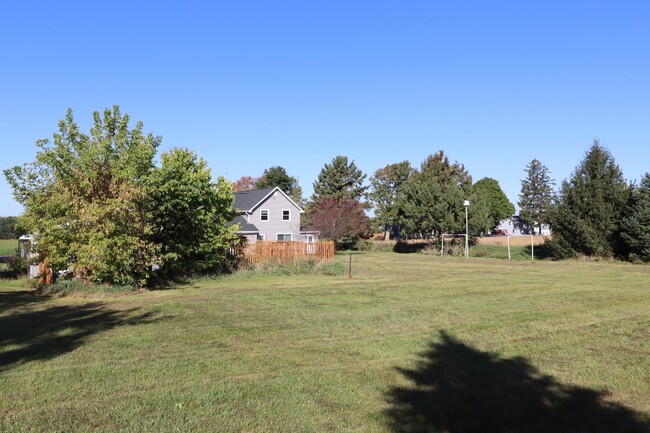 Building Photo - Country Living