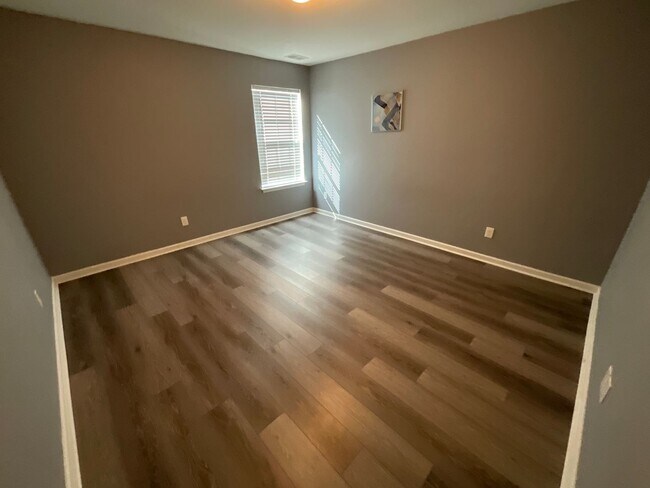 Building Photo - Large 5 bedroom home in Established Neighborhood ready to rent!