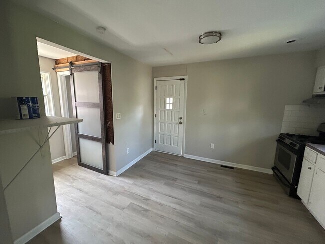 Building Photo - Section 8 Accepted! 3br/1.5ba with 2 Car G...
