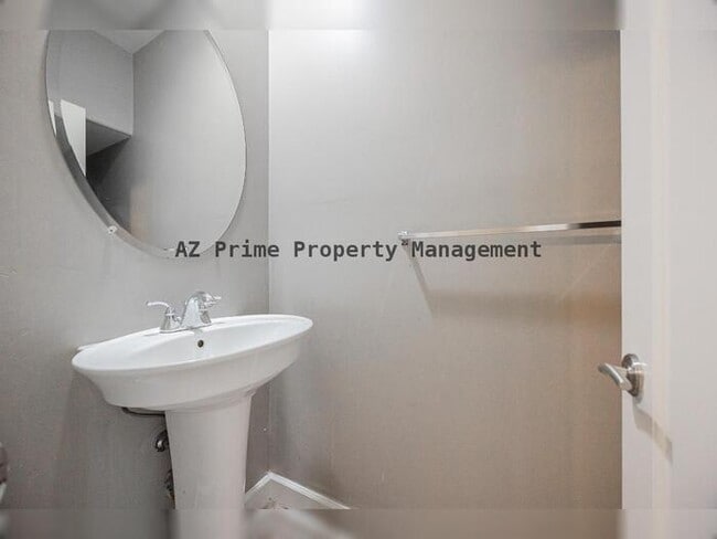 Building Photo - 563 W 6th St