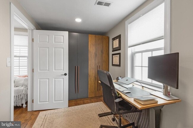 Building Photo - 239 E Thompson St