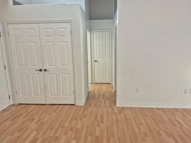 Building Photo - 807 Sarah St