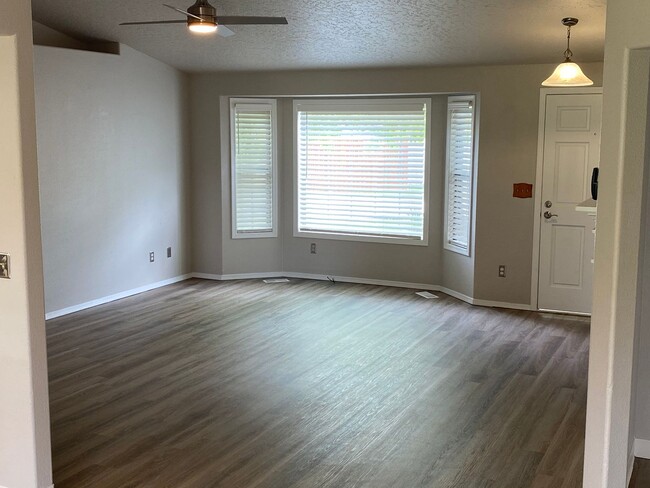 Building Photo - $1995.00 3 Bed / 2 Bath is close to Columb...