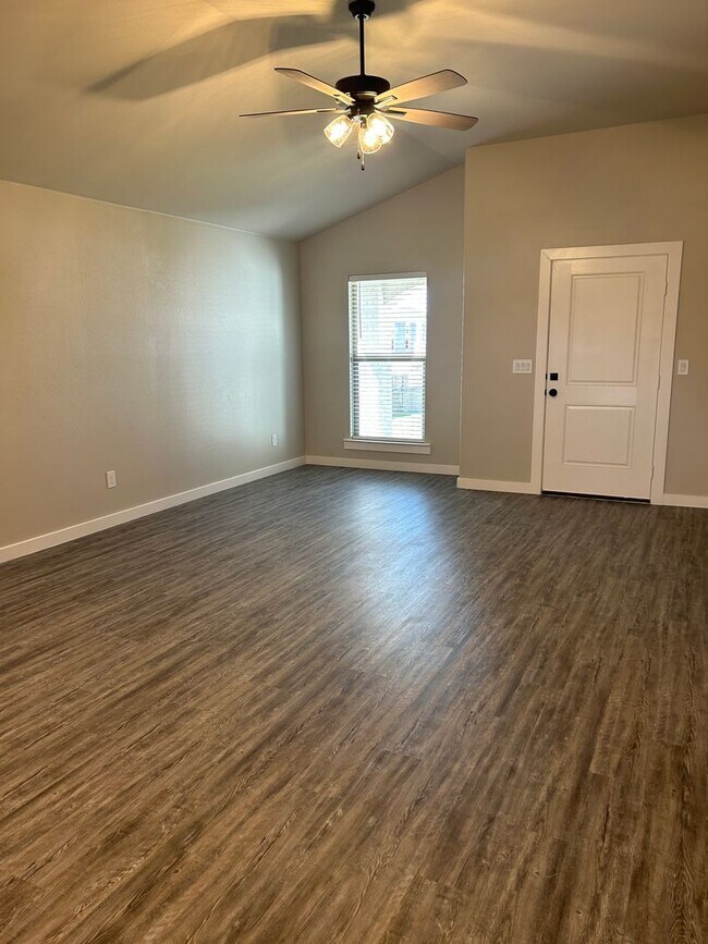 Building Photo - Pre-Leasing - Lovely Glowing Home in South...