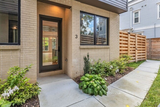 Building Photo - Stunning Salemtown Townhome With Fenced In Yard