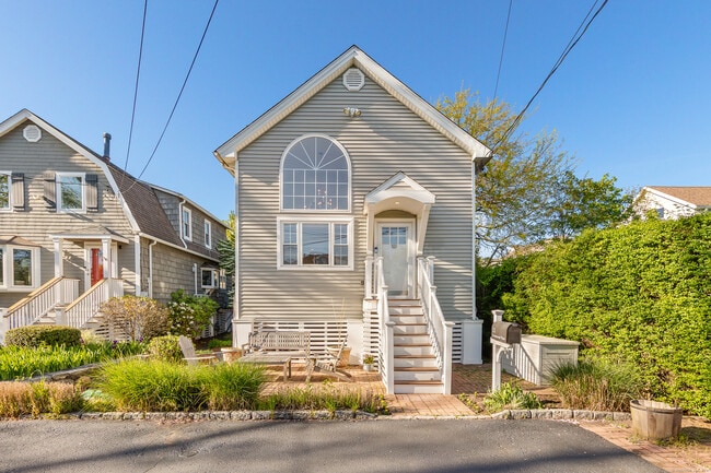 Primary Photo - 11 Greenwood Pl