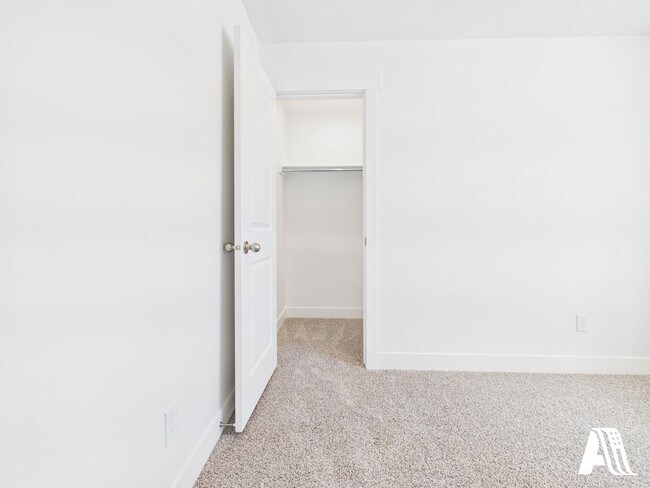 Building Photo - 443 E 650 N