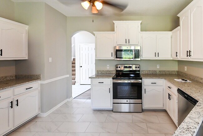 Building Photo - 5546 Lakefront Dr