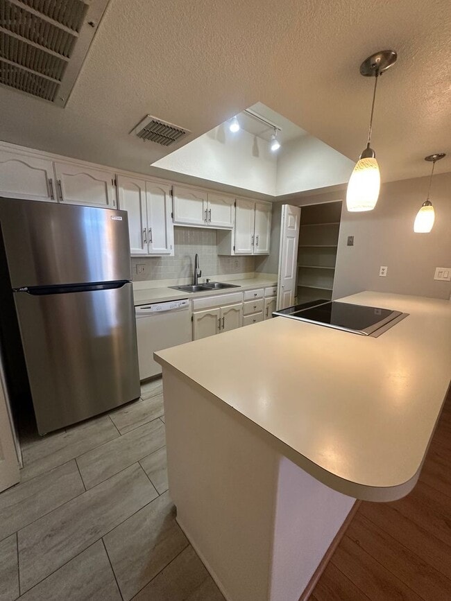 Building Photo - Spacious Remodeled 2 Bed/2Bath Condo!
