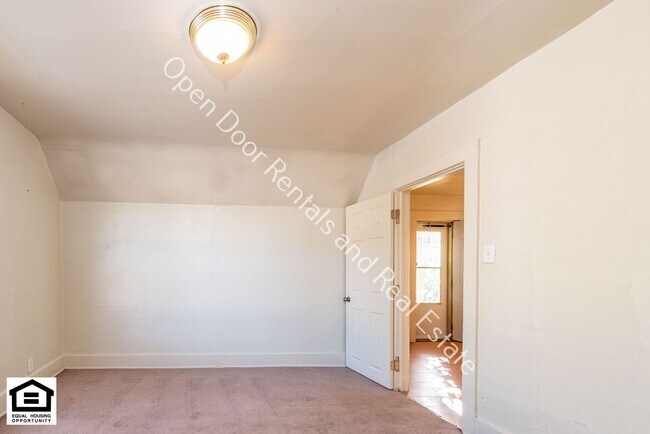 Building Photo - 608 Anderson Ave