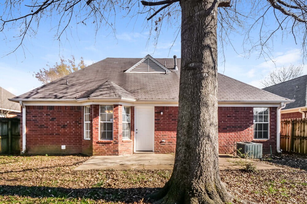 Building Photo - 8445 Clubview Dr