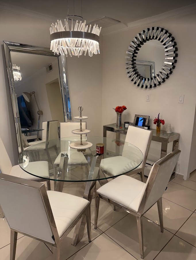 Dining table - 248 S Doheny Dr