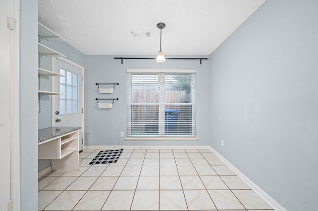 Building Photo - 18178 Holly Green Dr