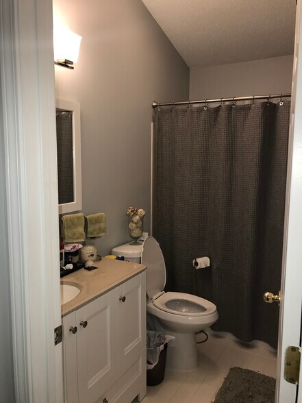 Full bath - 49730 Plymouth Way