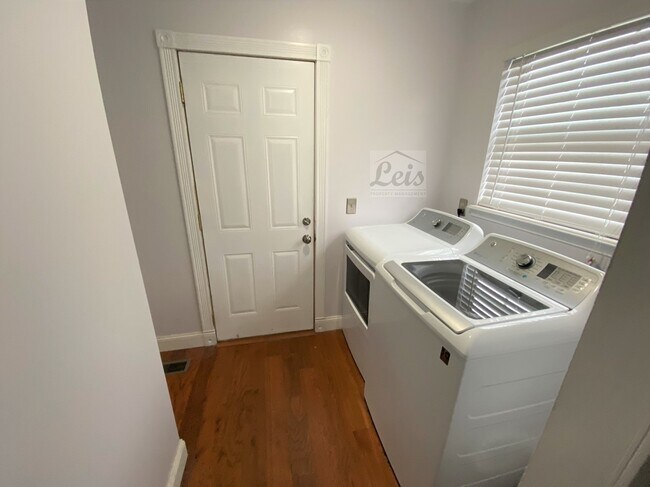 Building Photo - 2517 Newcastle Dr