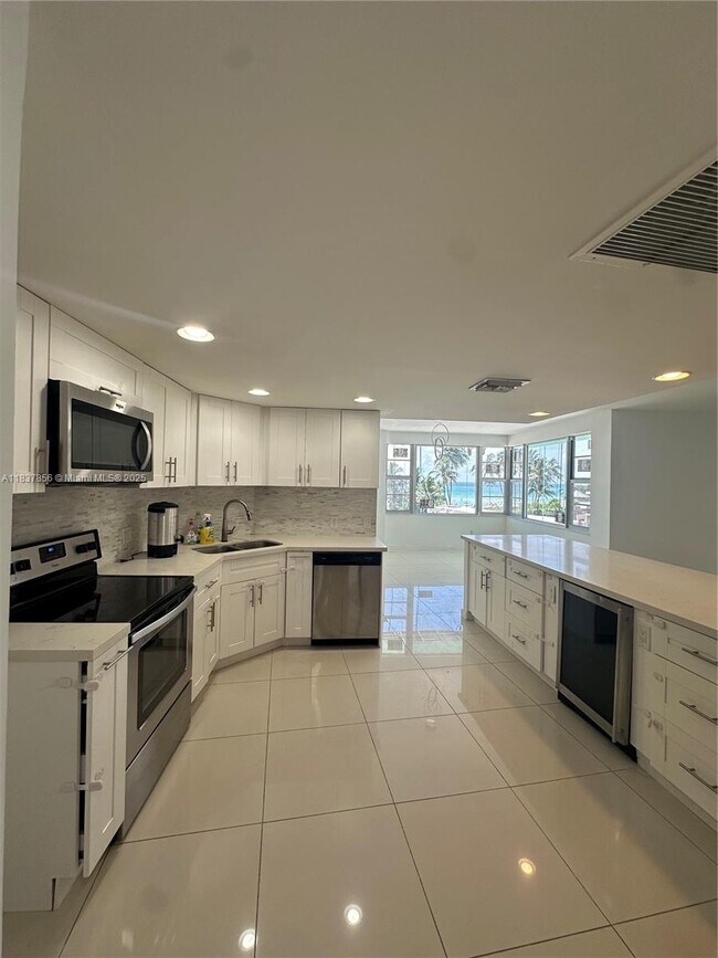 Building Photo - 5255 Collins Ave