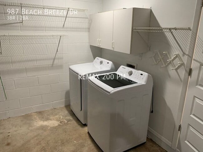 Building Photo - 987 Beach Breeze Dr