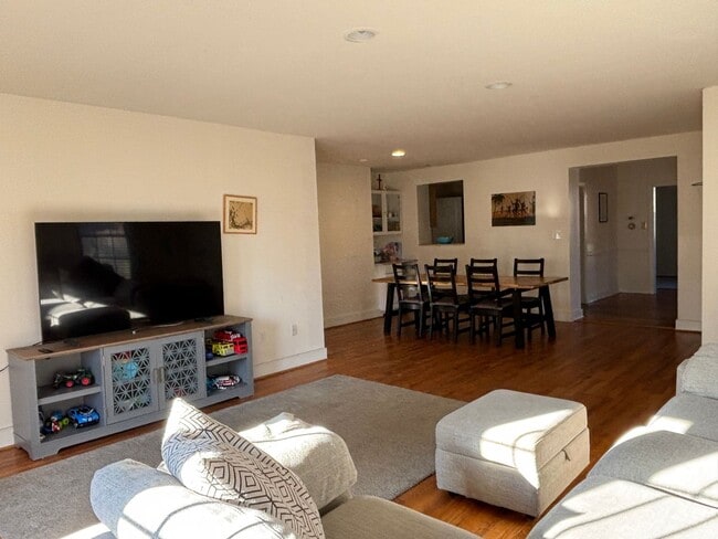 Building Photo - Perfect Home a Block from Mary Munford