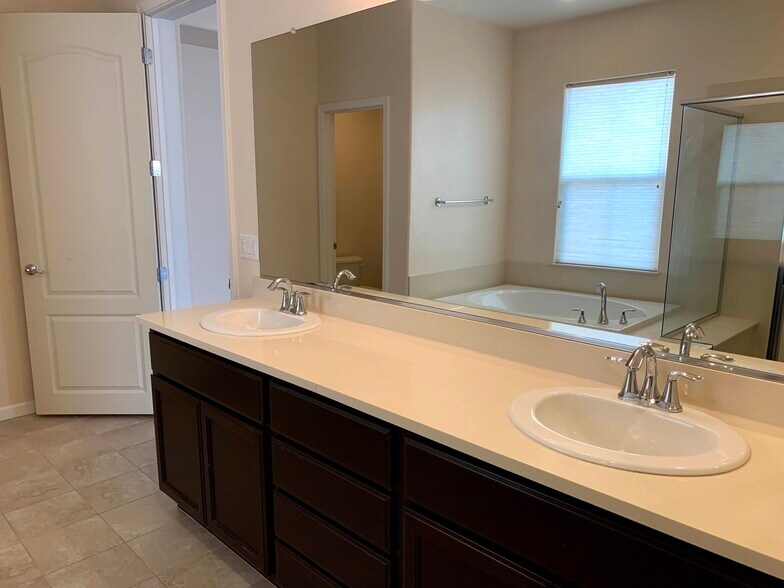2nd Floor Master Bath - 5853 Flora Cmn