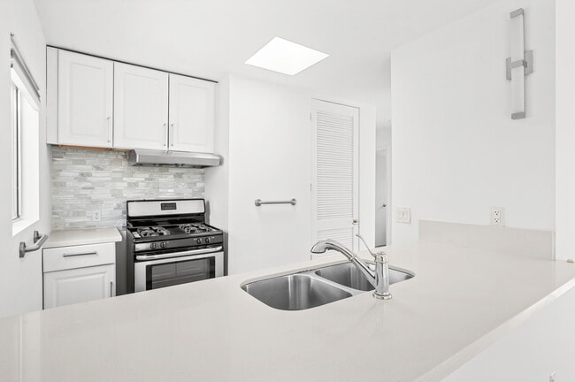 Kitchen Bar - 1753 16th St