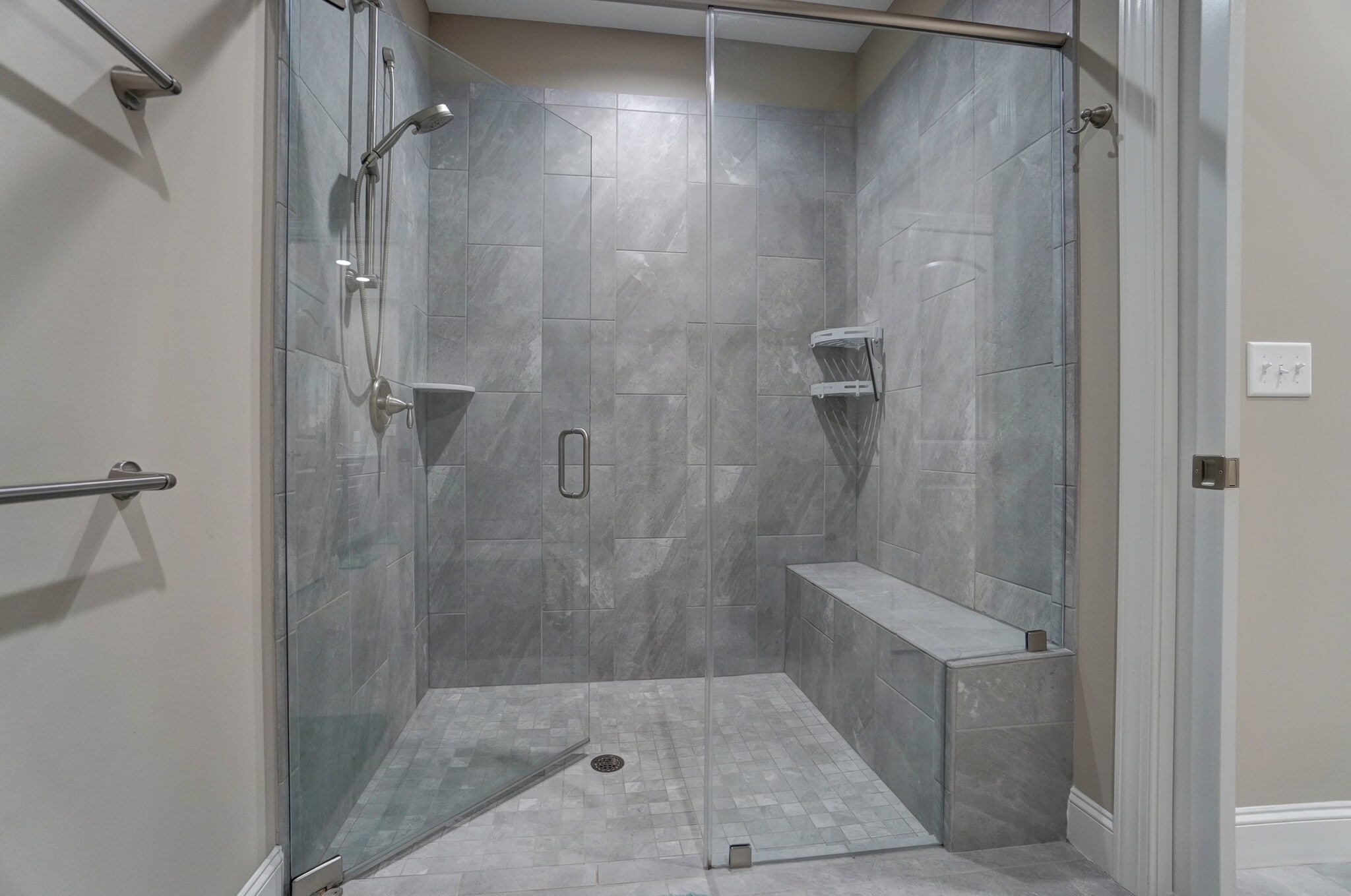 Walk-in shower - 2335 Sylvia Court