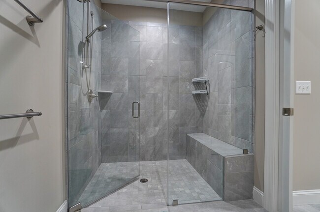 Walk-in shower - 2335 Sylvia Court