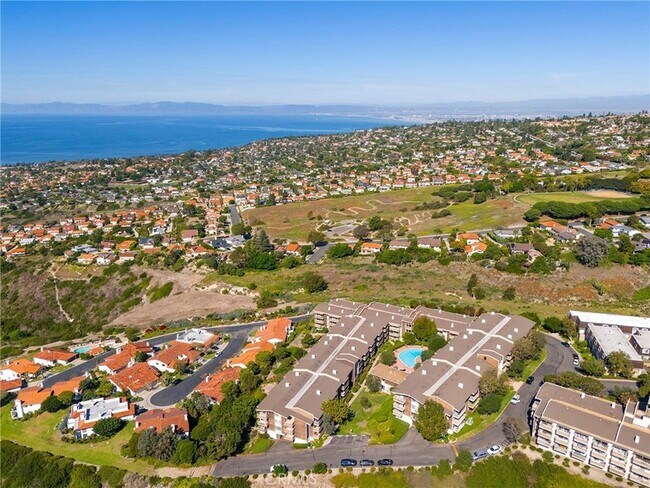 Building Photo - 6542 Ocean Crest Dr