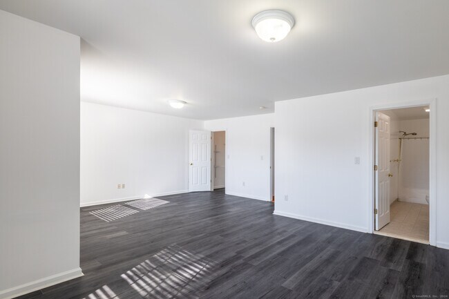 Building Photo - 107 Waverly Ave