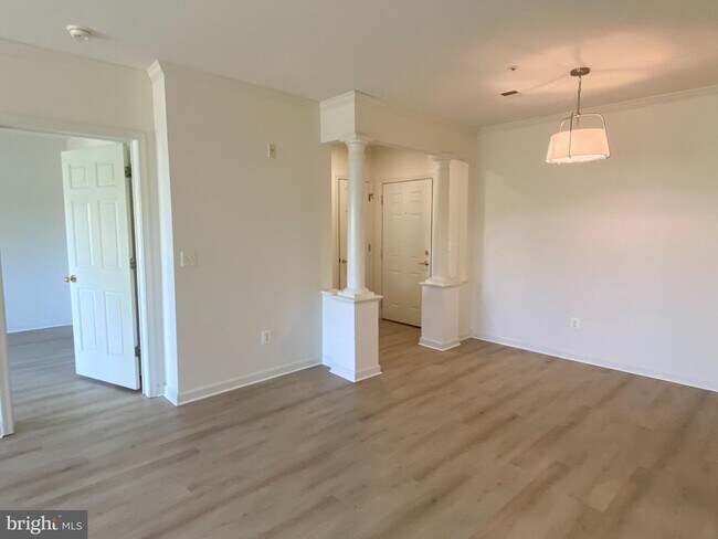 Building Photo - 7000 Falls Reach Dr